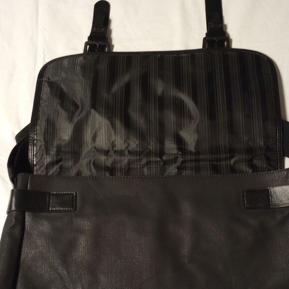 Kenneth Cole Reaction Messenger Bag - Picture 3 of 11